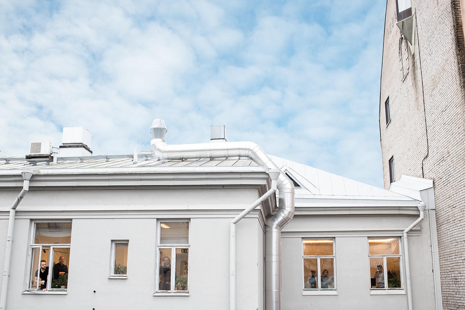 Poutapilven työntekijät kuvattuna toimiston ikkunoiden läpi.